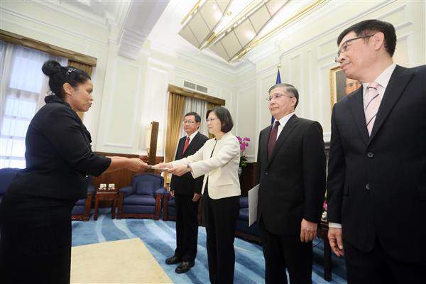 新任諾魯大使簡慈珠呈遞到任國書　總統盼推動更多實質合作計畫