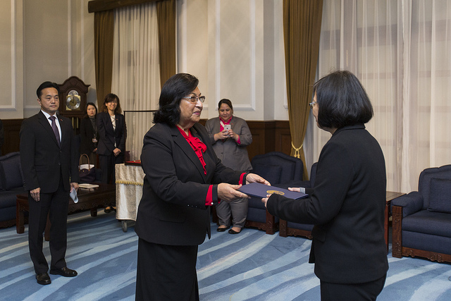 總統接受馬紹爾群島共和國新任駐臺特命全權大使艾芮瓊呈遞到任國書