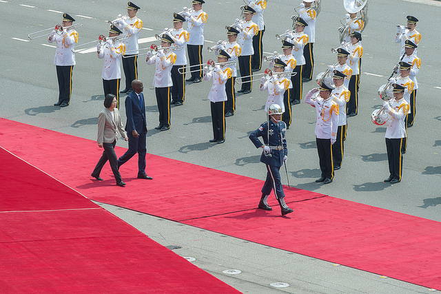 軍禮歡迎儀式於上午10時在總統府前廣場舉行，在鳴放21響禮炮、演奏兩國國歌及閱兵後，蔡總統與摩依士總統分別致詞