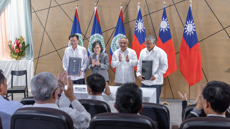 President Tsai witnesses signing of agreement, attends laptop donation ceremony, sits in talks with Prime Minister John Briceño of Belize