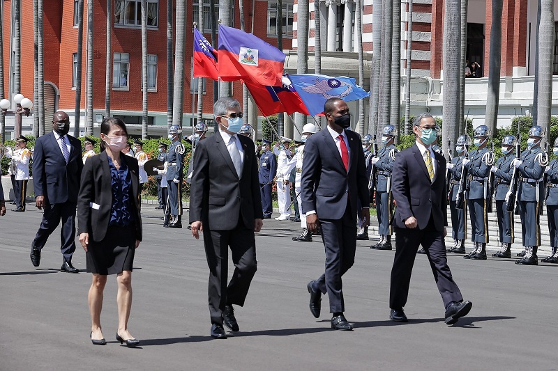 總統府及外交部官員陪同大使檢閱儀隊。