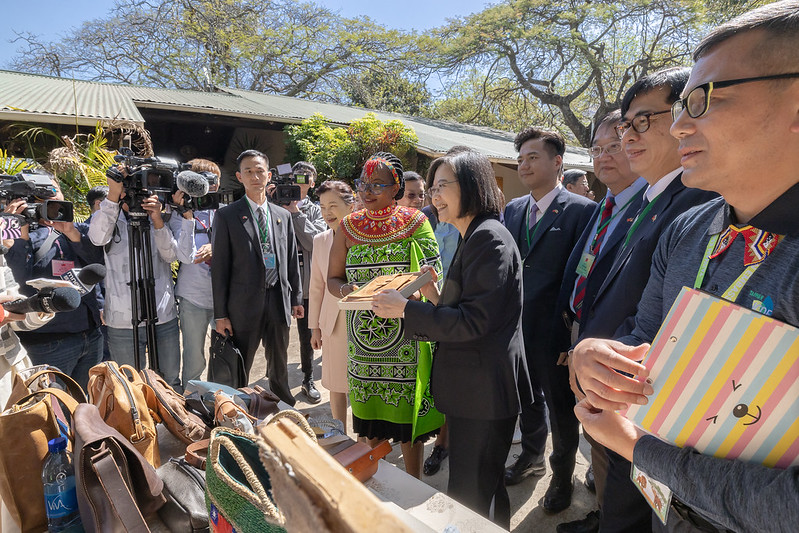 President Tsai visits women's microfinance project exhibition, and has lunch with the Taiwan Medical and Technical Missions in Eswatini