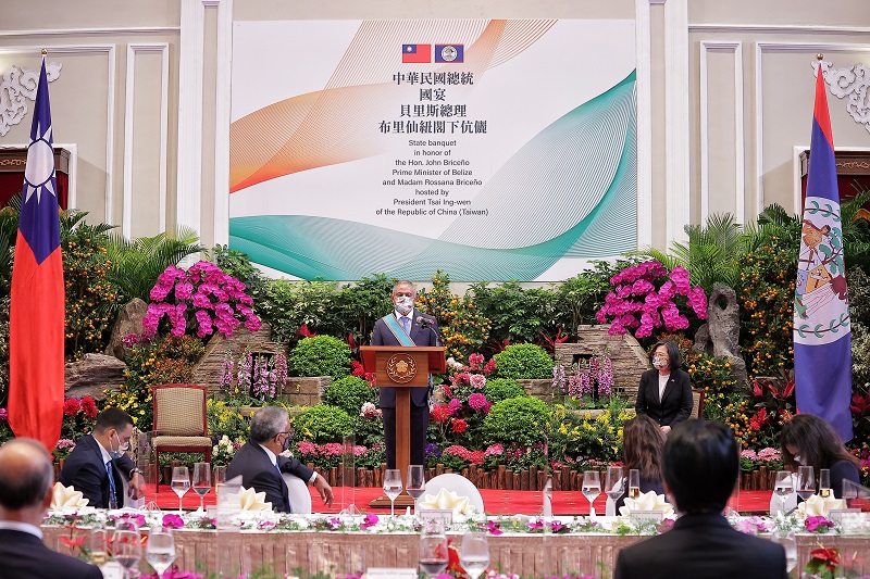 Invited guests and dignitaries arrive at the venue about 30 minutes prior to the beginning of the event, after which they exchange pleasantries and have a pre-dinner cocktail.