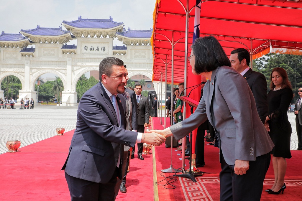 Delegation members accompanying a foreign leader of state to the ROC are introduced to the President.