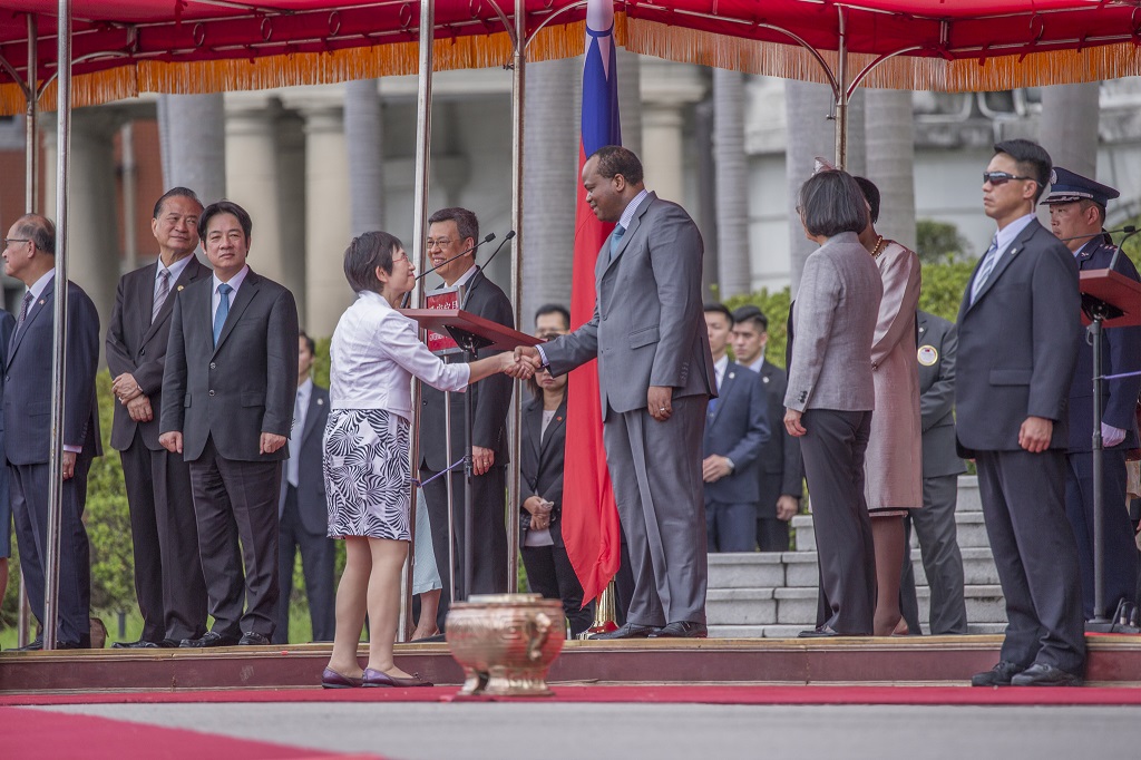 ROC officials and members of the diplomatic corps in the ROC are introduced to the visiting leader of state.