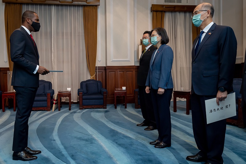 大使向總統呈遞到任國書及頌詞。