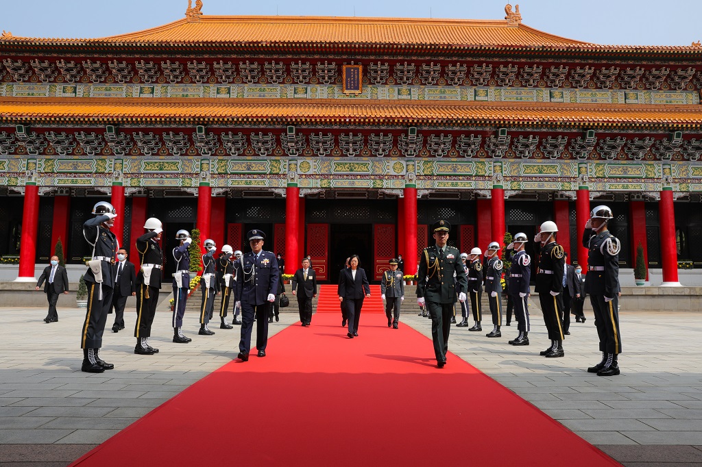 祭典禮成，總統偕官員步出正殿，禮兵敬禮。