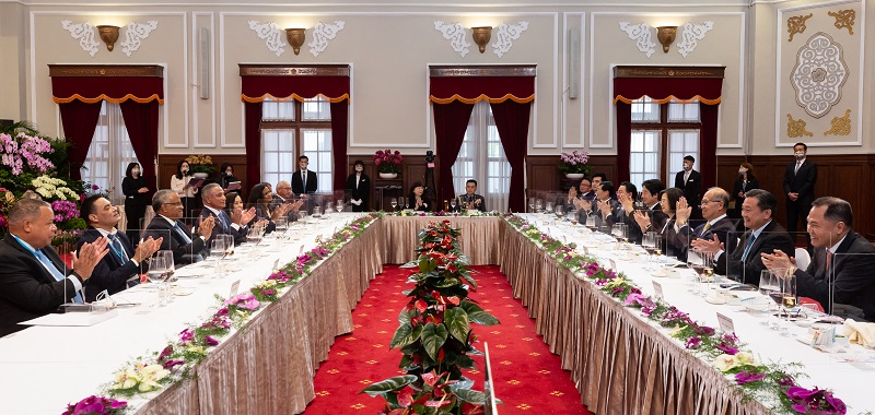 State banquets usually start off with a pre-dinner cocktail, brief introductions of the invited guests to the heads of state, and then the banquet itself.