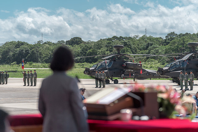 阿帕契直升機作戰隊成軍　總統勉國軍官兵有更高自我期許　成為世界頂尖航特部隊