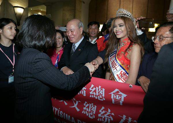 蔡英文總統抵達下榻旅館宏京皇家洲際飯店(Hotel Real Intercontinental)，接受華僑小姐蕭美蘭（Melanie Vergas）等人獻花，也向他們致意。