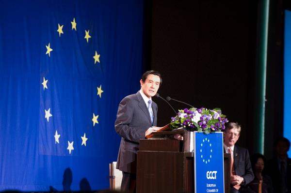 總統出席「2010歐洲日晚宴」活動，以「貢獻國際社會、支持『歐洲日』的主題」、「活路外交有助增進我國際空間與台歐盟實質關係」、「籲請歐盟早日給予我國人免申根簽證待遇」及「兩岸『經濟合作架構協議』有助台歐自由貿易協定的達成」四大主題，用英文發表致詞。（3-2）