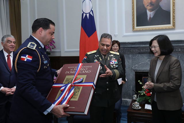 總統從多明尼加國防部長寶林諾上將手中接下贈禮