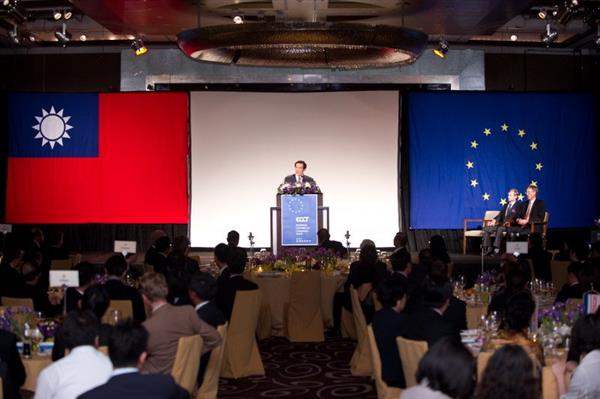 總統出席「2010歐洲日晚宴」活動，以「貢獻國際社會、支持『歐洲日』的主題」、「活路外交有助增進我國際空間與台歐盟實質關係」、「籲請歐盟早日給予我國人免申根簽證待遇」及「兩岸『經濟合作架構協議』有助台歐自由貿易協定的達成」四大主題，用英文發表致詞。（3-1）