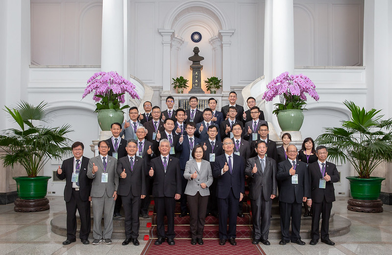 總統與社團法人中國工程師學會110年度各項獎章得獎人合影