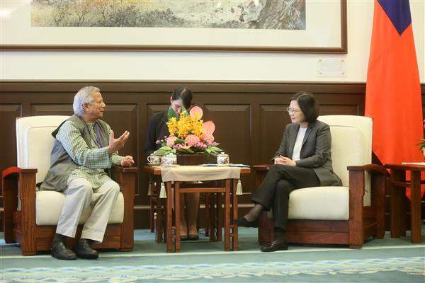 蔡英文總統與諾貝爾和平獎得主穆罕默德‧尤努斯（Muhammad‧Yunus）博士談話。