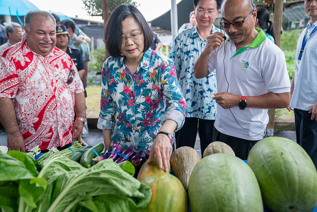 「海洋民主之旅」參加駐諾魯技術團「臺灣農畜教育中心」開幕典禮，並視察蔬菜農場