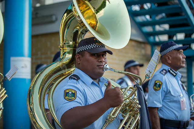 「海洋民主之旅」訪團抵達諾魯，諾國警察樂隊現場演奏聖歌表達歡迎之意