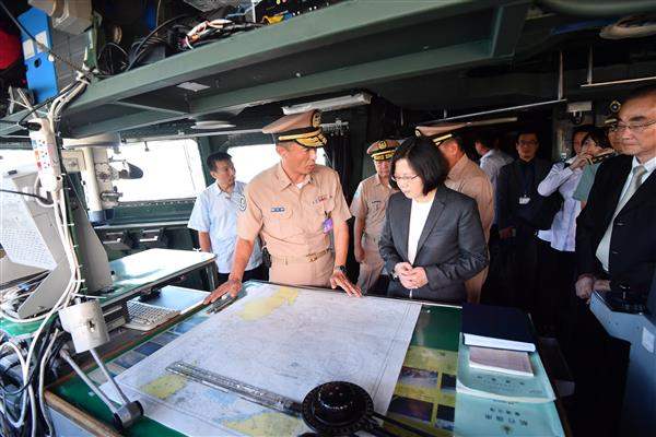 蔡英文總統參觀迪化艦設施。