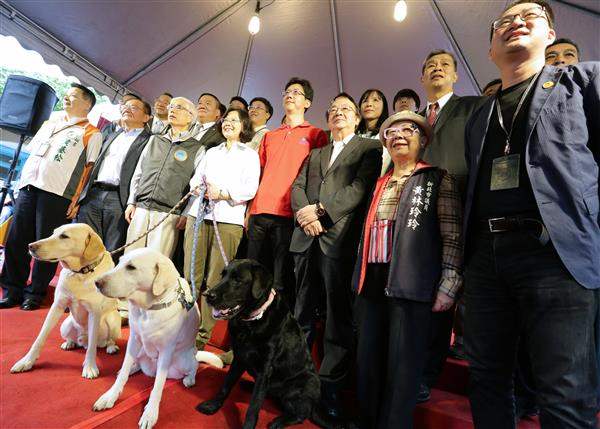 總統收養三隻退役導盲犬　盼國人一起建立友善的導盲犬環境