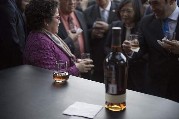 蔡英文總統偕瓜國莫拉雷斯總統(Jimmy Morales)，品嚐瓜地馬拉咖啡、蘭姆酒（Ron Zacapa）等特色飲品