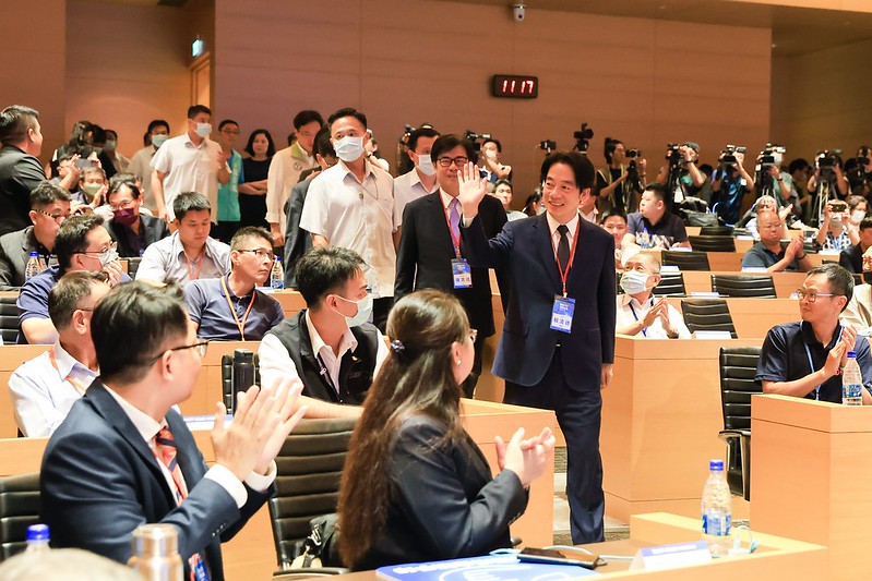 賴清德副總統今（31）日下午前往高雄出席「臨海50領航台灣-新港都產業論壇」