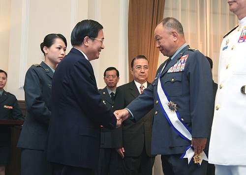 總統主持國軍重要幹部授勳暨晉任上將典禮-陳水扁總統與國軍重要幹部握手致意