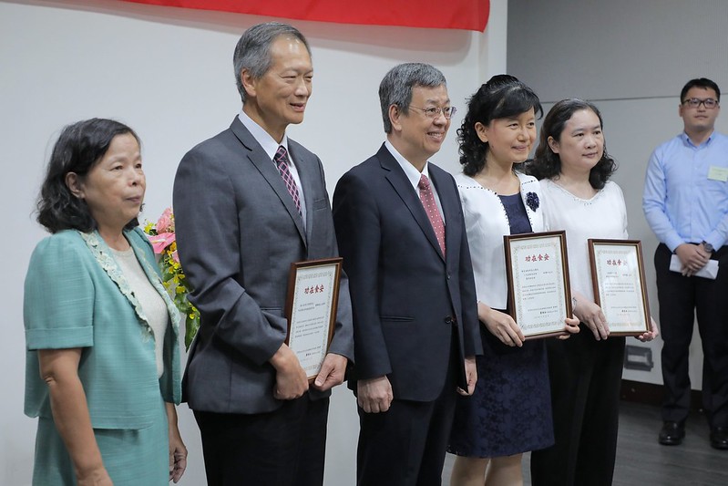 副總統出席「臺灣食品安全及受害者權益促進協會成立大會」，恭喜獲得食品安全貢獻獎的三位得主，也感謝他們在學術、醫學上的研究