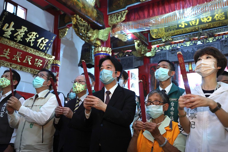 副總統參香並代表總統為該廟揭贈匾額「德惠仁風」