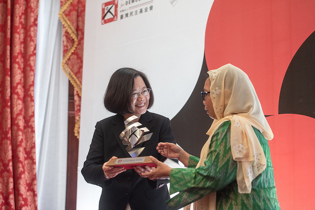 總統親頒亞洲民主人權獎給印尼古斯都爾網絡