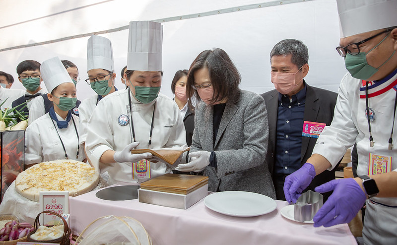 總統至茶會餐點區參觀，體驗親手製作九層糕