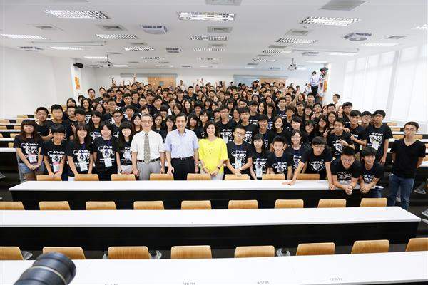 馬英九總統出席「總統與青年有約：第十屆臺大政治領袖營」校園座談，與全體與會學生合影。