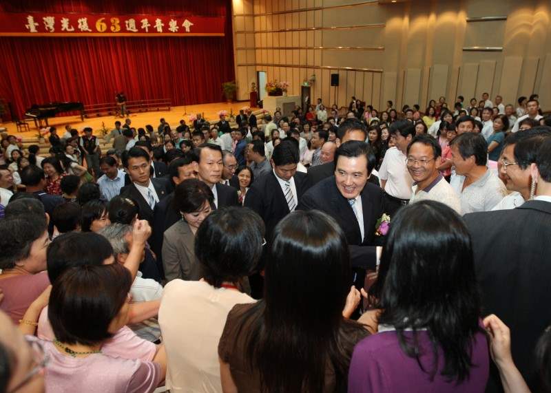 總統出席台灣光復63週年音樂會-馬英九總統與民眾互動