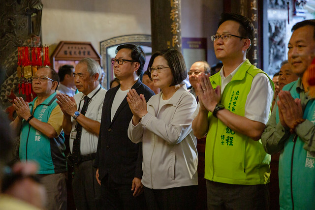 參拜臺中宮廟　總統期盼國人給予政府最大的支持　讓臺灣脫胎換骨