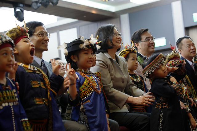 總統出席「106年度全國原住民族行政會議」，與原住民小朋友們合影