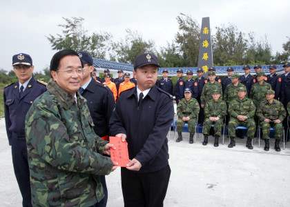 總統視導東沙島-陳水扁總統贈予國軍兄弟紅包