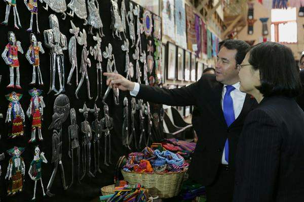 瓜國莫拉雷斯總統(Jimmy Morales)，親自向蔡英文總統介紹瓜地馬拉風俗民情。