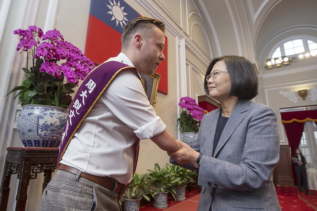 總統肯定周大觀全球熱愛生命獎章得主　克服生命的難關　化不可能為可能