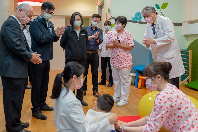 總統由醫院護理人員導覽，在遊戲發展區關心院童的復健情形及治療內容