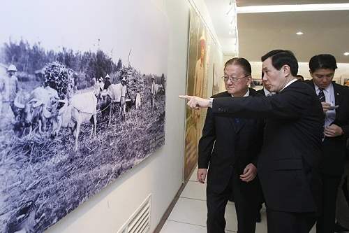 總統參觀「簡吉與日據台灣農民運動特展」-馬英九總統實際觀展