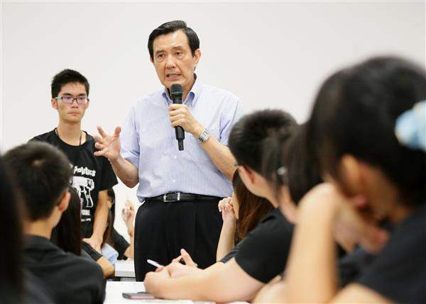 馬英九總統出席「總統與青年有約：第十屆臺大政治領袖營」校園座談，與學生進行問答交流。