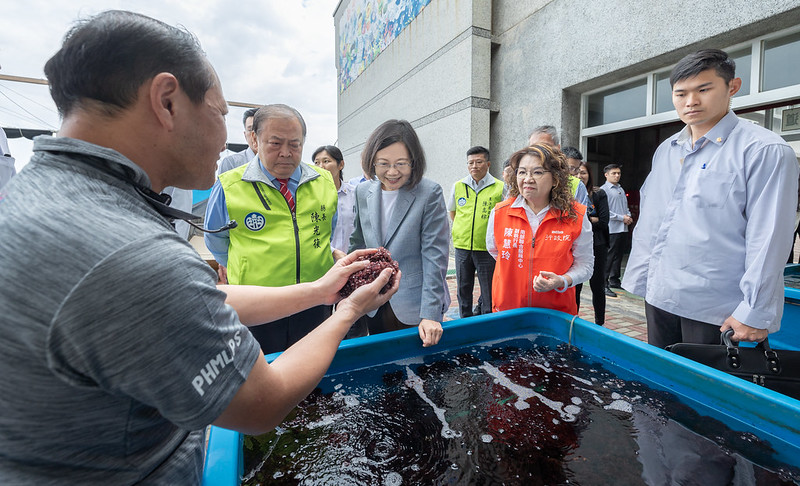 蔡英文總統今（28）日上午前往澎湖縣參訪澎湖海洋保育教育中心，以實際行動表達對海洋保育與環境教育的重視