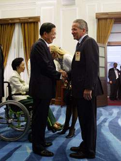總統伉儷及副總統接受駐華使節及各國慶賀團、代表致賀國慶-陳水扁總統與來賓握手致意