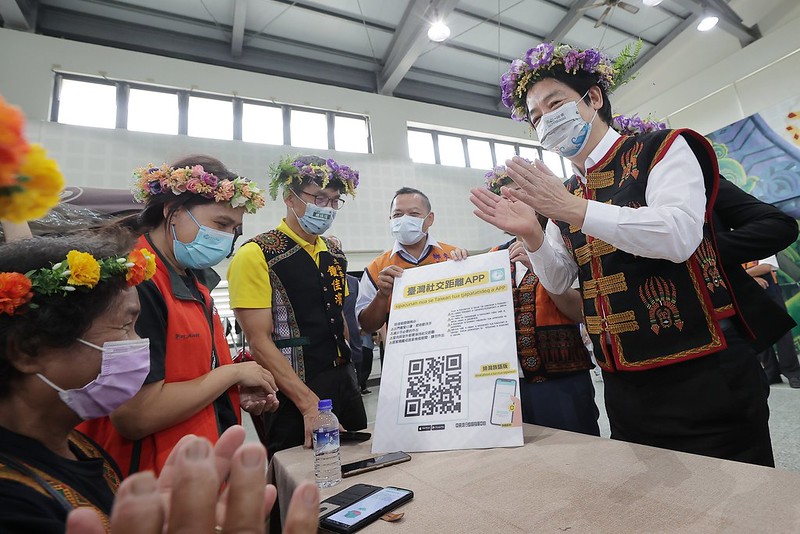 副總統現場教導部落長者下載「臺灣社交距離App」，並宣導App可以自動比對有無接觸過確診者，讓疫調可以更好