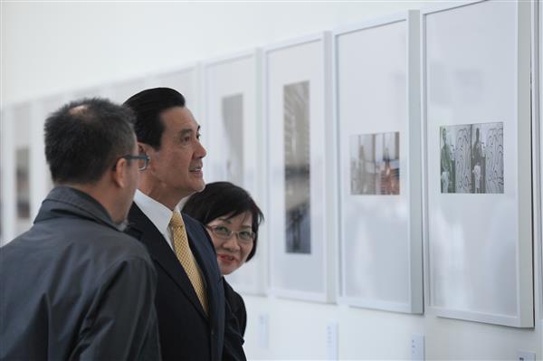 總統前往「臺北市立美術館」觀賞由臺北市政府所舉辦的《艾未未．缺席》主題展，對中國大陸藝術家艾未未所展現的創作能量與熱情，留下深刻印象。（2-1）