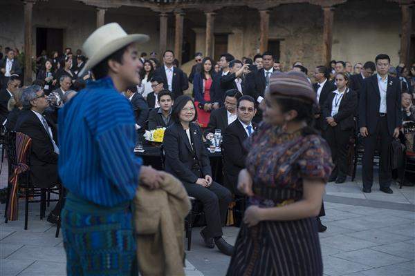 蔡英文總統偕瓜國莫拉雷斯總統(Jimmy Morales)，於安地瓜前總督府觀賞民俗表演。