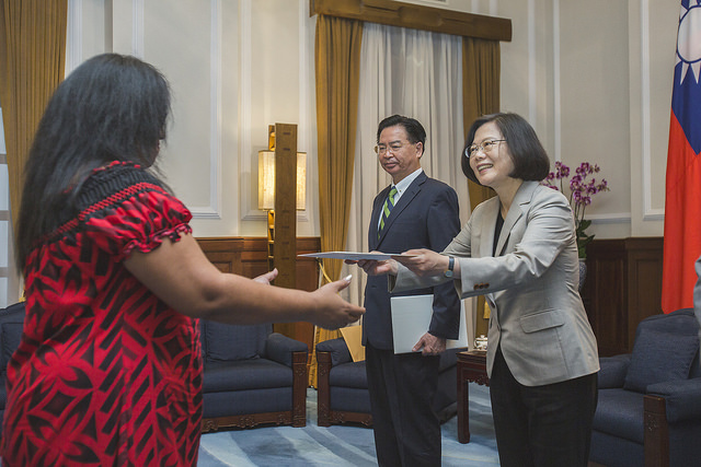 總統接受「吉里巴斯共和國新任駐臺特命全權大使藍黛西呈遞到任國書」