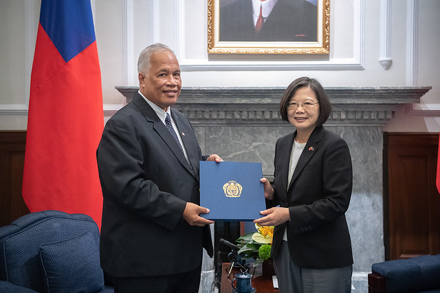 總統接受諾魯共和國新任駐臺特命全權大使凱法斯呈遞到任國書