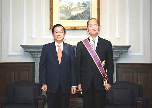總統頒授「二等景星勳章」給前駐美國代表處代表李大維-陳水扁總統與來賓合影