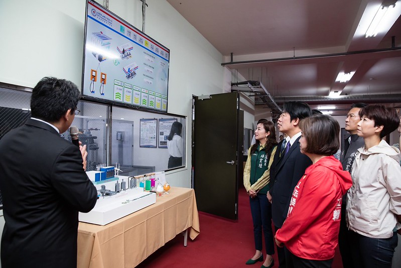 副總統與在場貴賓一同參觀智慧綠能前鋒示範站內各項設備，了解台灣中油在永續經營及公司轉型的各項成果