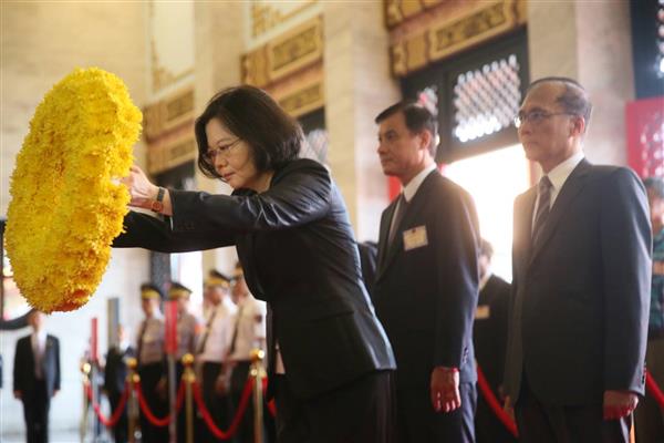 蔡英文總統向國民革命烈士之靈位上香、獻花。